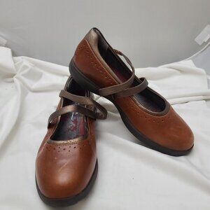 Aravon Jodi Two-Tone Shoes Size 8.5D Saddle with Brown Accents